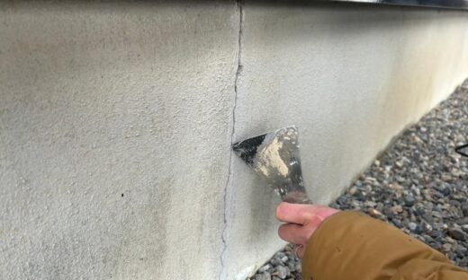 ひび割れている外壁