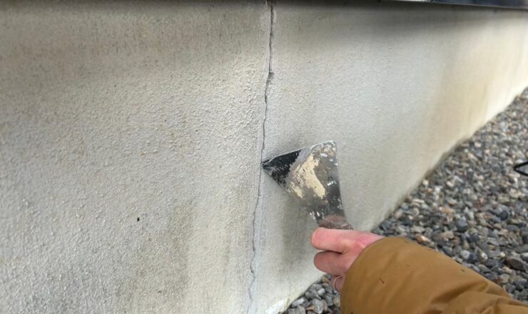 ひび割れている外壁