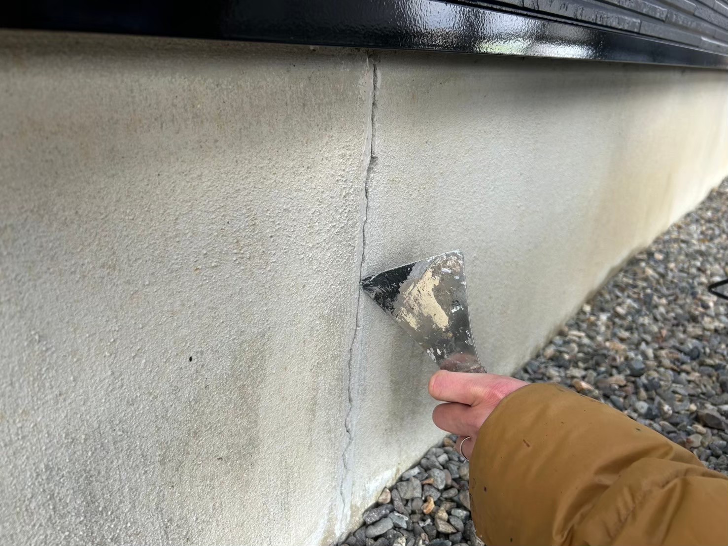 ひび割れている外壁