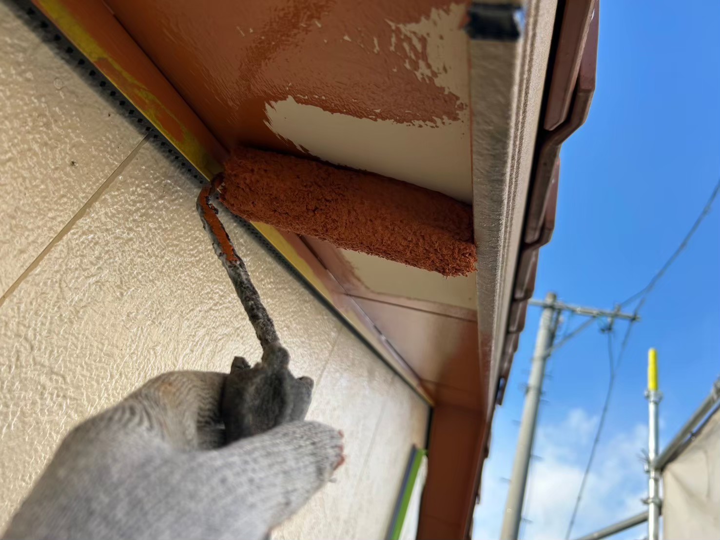 外壁塗っているところ